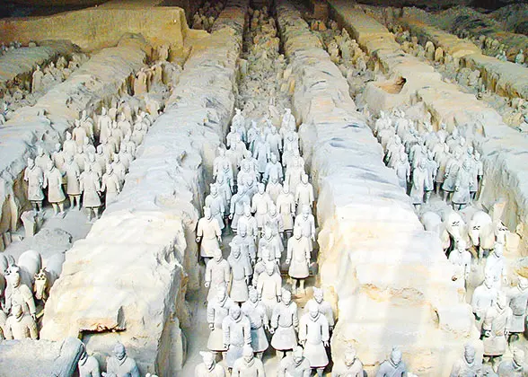 Terracotta soldiers stading in lines 